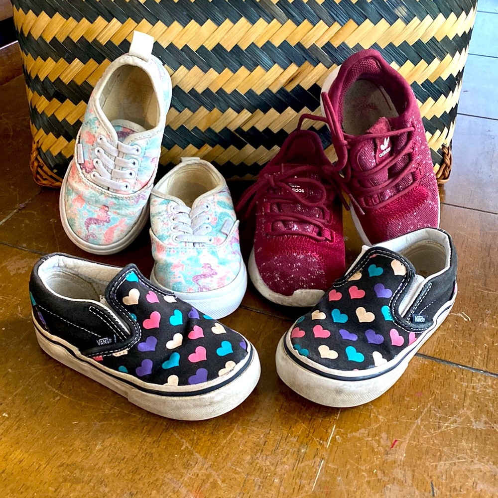 Lot of 3 toddler size 7 shoes